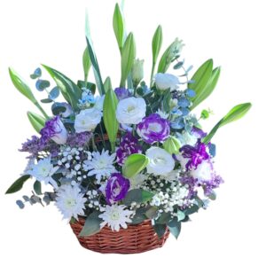 סלסלת פרחים יוקרתית בגווני סגול ולבן עם ליליות וליזיאנטוס